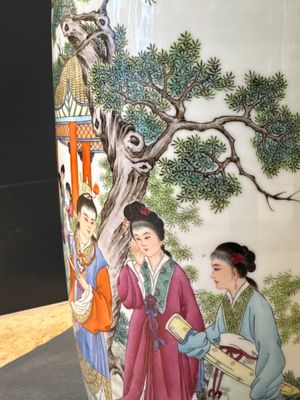 A pair of Chinese famille rose vases and two vases, Qianlong mark, 20th C. — photo 27