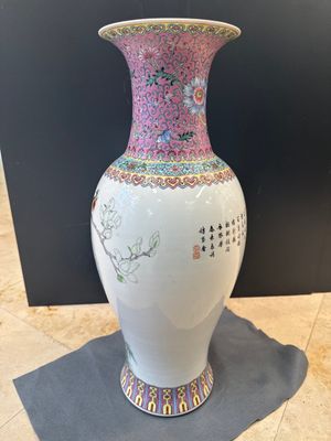 A pair of Chinese famille rose vases and two vases, Qianlong mark, 20th C. — photo 3