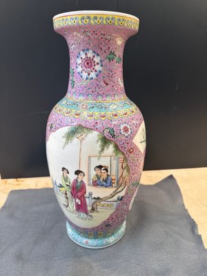 A pair of Chinese famille rose vases and two vases, Qianlong mark, 20th C. — photo 33