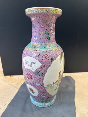A pair of Chinese famille rose vases and two vases, Qianlong mark, 20th C. — photo 34
