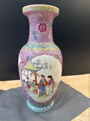 A pair of Chinese famille rose vases and two vases, Qianlong mark, 20th C. — photo 36