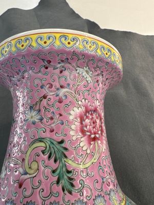 A pair of Chinese famille rose vases and two vases, Qianlong mark, 20th C. — photo 38