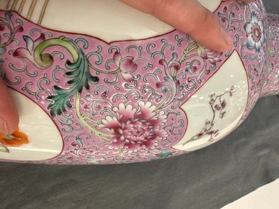 A pair of Chinese famille rose vases and two vases, Qianlong mark, 20th C. — photo 40