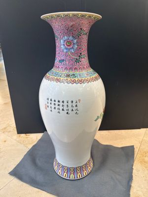 A pair of Chinese famille rose vases and two vases, Qianlong mark, 20th C. — photo 4