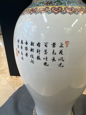 A pair of Chinese famille rose vases and two vases, Qianlong mark, 20th C. — photo 5