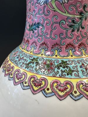 A pair of Chinese famille rose vases and two vases, Qianlong mark, 20th C. — photo 6