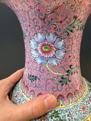 A pair of Chinese famille rose vases and two vases, Qianlong mark, 20th C. — photo 7