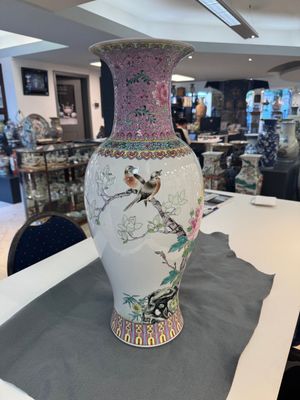 A pair of Chinese famille rose vases and two vases, Qianlong mark, 20th C. — photo 10