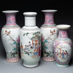 A pair of Chinese famille rose vases and two vases, Qianlong mark, 20th C. — photo 1
