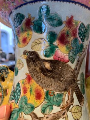 A pair of Chinese famille rose vases for the Straits or Peranakan market, 19th C. — foto 11
