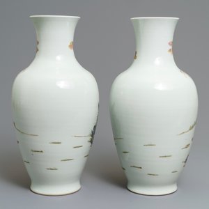 A pair of Chinese famille rose vases, Qianlong mark, 20th C. — 照片 3