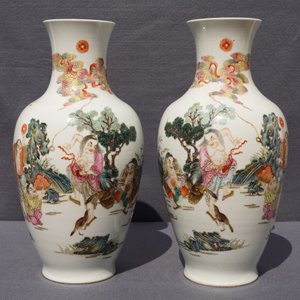 A pair of Chinese famille rose vases, Qianlong mark, 20th C. — 照片 7