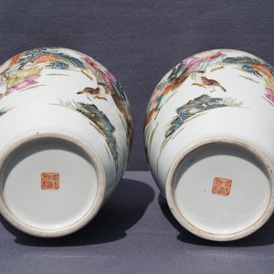 A pair of Chinese famille rose vases, Qianlong mark, 20th C. — 照片 9
