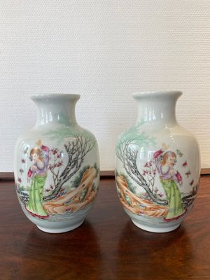 A pair of Chinese famille rose vases, Qianlong mark, 20th C. — 照片 1