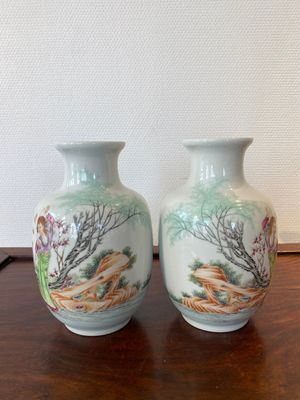 A pair of Chinese famille rose vases, Qianlong mark, 20th C. — 照片 4