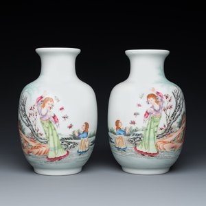 A pair of Chinese famille rose vases, Qianlong mark, 20th C. — 照片 1
