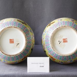 A pair of Chinese famille rose vases, Qianlong mark, Republic — 照片 16