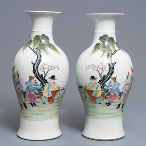 A pair of Chinese famille rose vases, Qianlong mark, Republic, 20th C. — photo 1