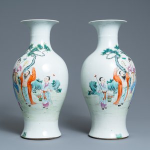 A pair of Chinese famille rose vases, Qianlong mark, Republic — 照片 2