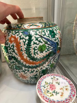 A pair of Chinese famille rose vases, two jars and a box with cover, 19/20th C. — photo 14