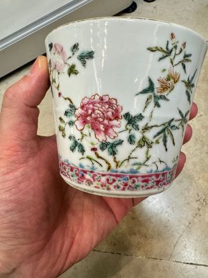 A pair of Chinese famille rose vases, two jars and a box with cover, 19/20th C. — photo 8