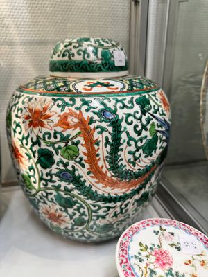 A pair of Chinese famille rose vases, two jars and a box with cover, 19/20th C. — photo 10