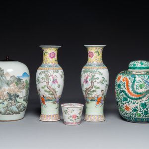 A pair of Chinese famille rose vases, two jars and a box with cover, 19/20th C. — photo 1