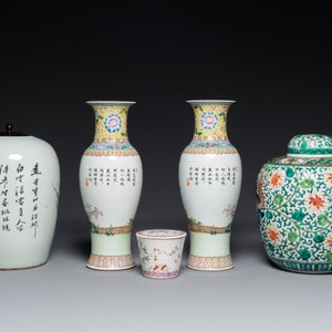 A pair of Chinese famille rose vases, two jars and a box with cover, 19/20th C. — photo 2