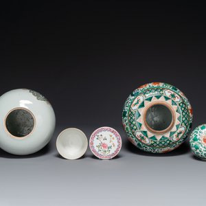 A pair of Chinese famille rose vases, two jars and a box with cover, 19/20th C. — photo 5