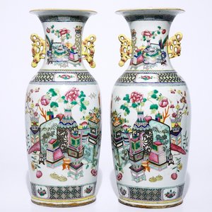 A pair of Chinese famille rose vases with "100 antiquities" design, 19th C. — photo 1