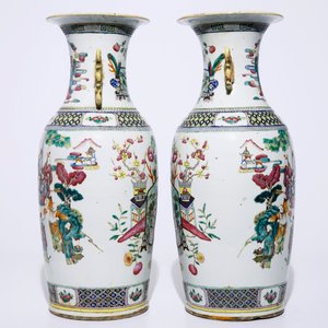 A pair of Chinese famille rose vases with "100 antiquities" design, 19th C. — photo 4