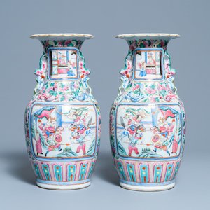 A pair of Chinese famille rose vases with a court scene and a battle scene, 19th C. — 照片 1