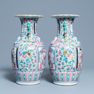A pair of Chinese famille rose vases with a court scene and a battle scene, 19th C. — 照片 4