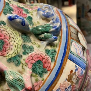 A pair of Chinese famille rose vases with a court scene and a battle scene, 19th C. — 照片 8