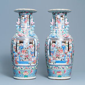 A pair of Chinese famille rose vases with a court scene and a battle scene, 19th C. — photo 3