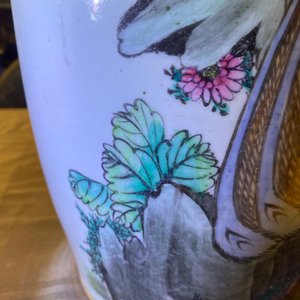 A pair of Chinese famille rose vases with birds, 19/20th C. — photo 9