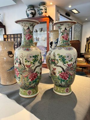 A pair of Chinese famille rose vases with birds among blossoming branches, Qianlong mark, Republic — 照片 1
