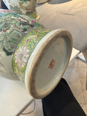 A pair of Chinese famille rose vases with birds among blossoming branches, Qianlong mark, Republic — 照片 11