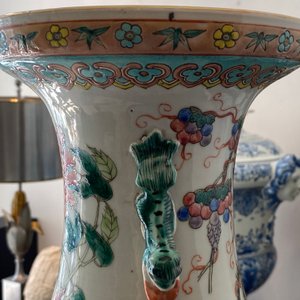 A pair of Chinese famille rose vases with birds among blossoms, 19th C. — 照片 28