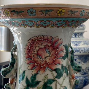 A pair of Chinese famille rose vases with birds among blossoms, 19th C. — 照片 35