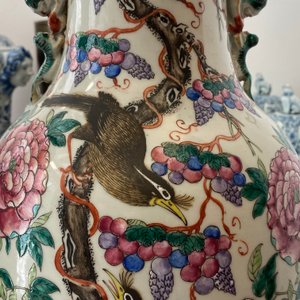 A pair of Chinese famille rose vases with birds among blossoms, 19th C. — 照片 52