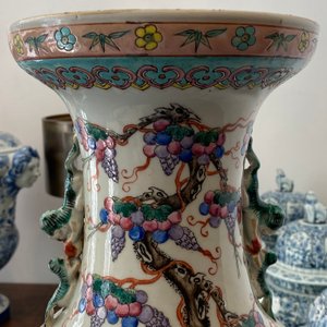 A pair of Chinese famille rose vases with birds among blossoms, 19th C. — 照片 53