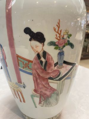 A pair of Chinese famille rose vases with court ladies, 19/20th C. — photo 11