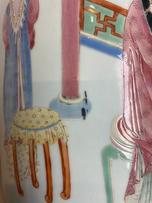 A pair of Chinese famille rose vases with court ladies, 19/20th C. — photo 13