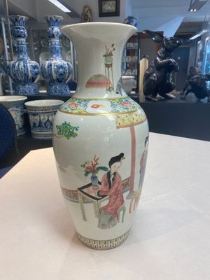 A pair of Chinese famille rose vases with court ladies, 19/20th C. — photo 14