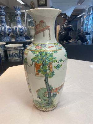 A pair of Chinese famille rose vases with court ladies, 19/20th C. — photo 15