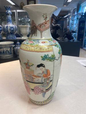 A pair of Chinese famille rose vases with court ladies, 19/20th C. — photo 16