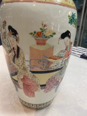 A pair of Chinese famille rose vases with court ladies, 19/20th C. — photo 18