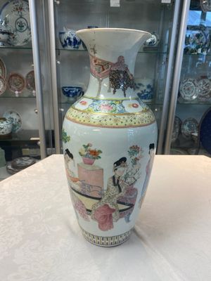 A pair of Chinese famille rose vases with court ladies, 19/20th C. — photo 2