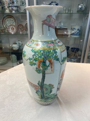 A pair of Chinese famille rose vases with court ladies, 19/20th C. — photo 3